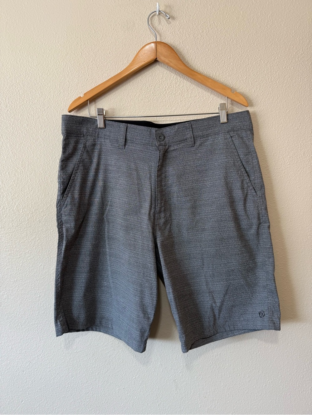 Hang Ten Men's Charcoal Gray Flat-Front Shorts